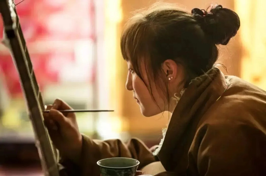 一位女孩正在画唐卡。壤塘县委宣传部供图