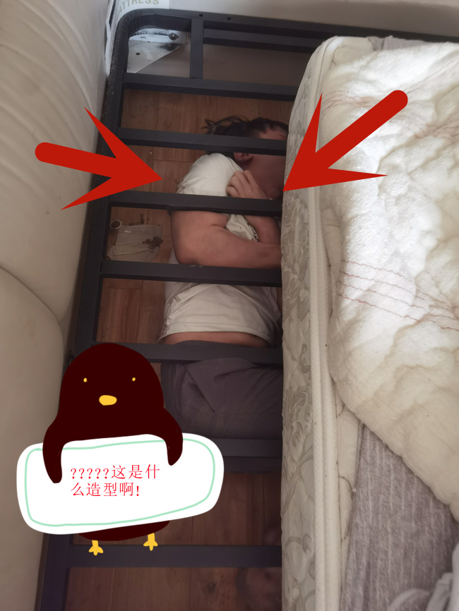 躲在床底的犯罪嫌疑人。滎經縣公安局供圖