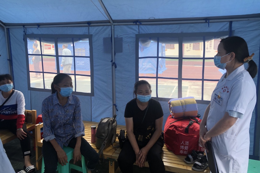 醫務人員在嘉明鎮小學安置點為村民進行心理疏導。瀘縣融媒體中心供圖