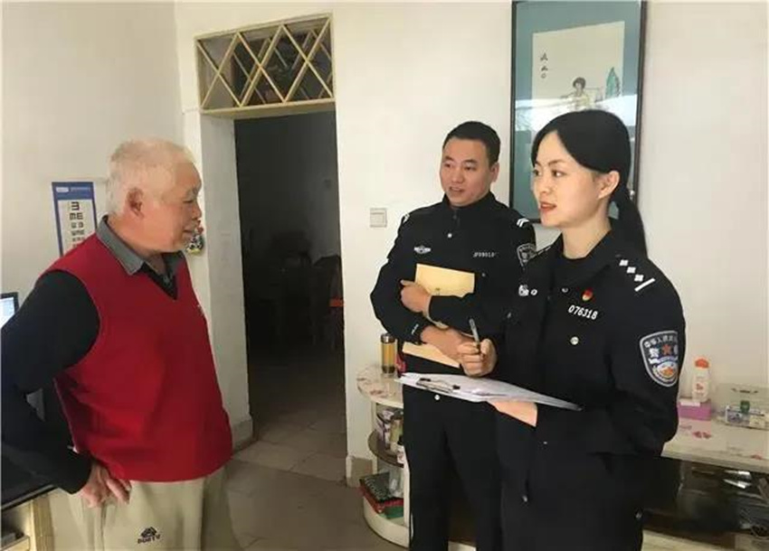 蘭晶在進行社區調解。青白江區公安供圖