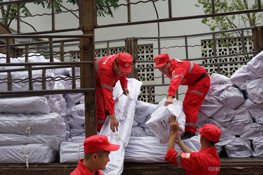 救援隊在搬運物資。中國安能三局供圖