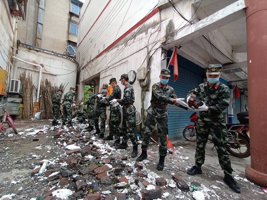 武警官兵幫助受災群眾重建家園。武警瀘州支隊供圖
