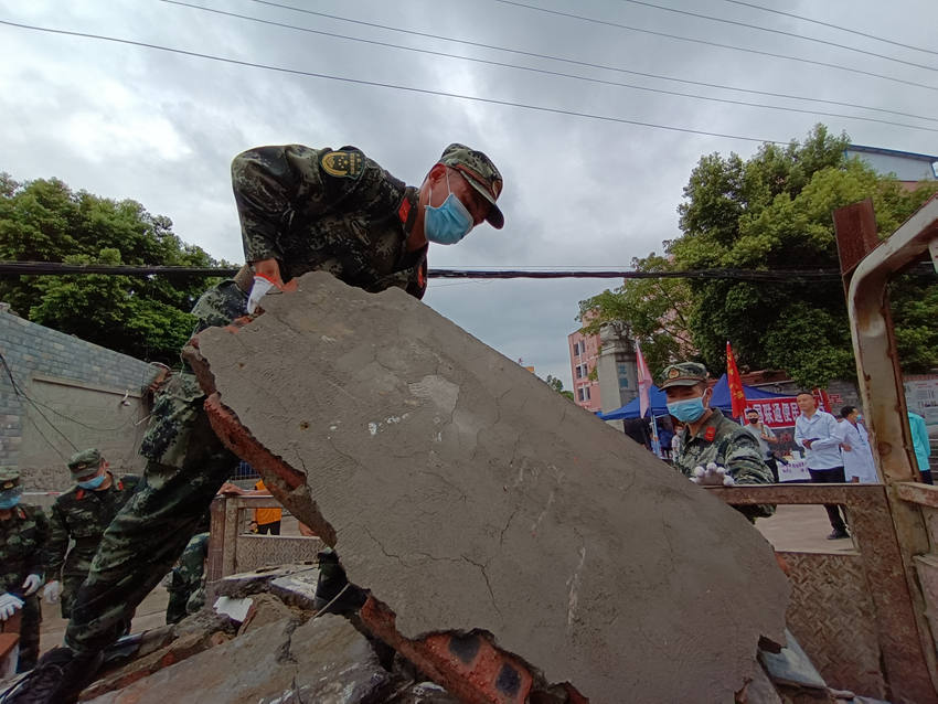 武警官兵幫助受災群眾重建家園。武警瀘州支隊供圖