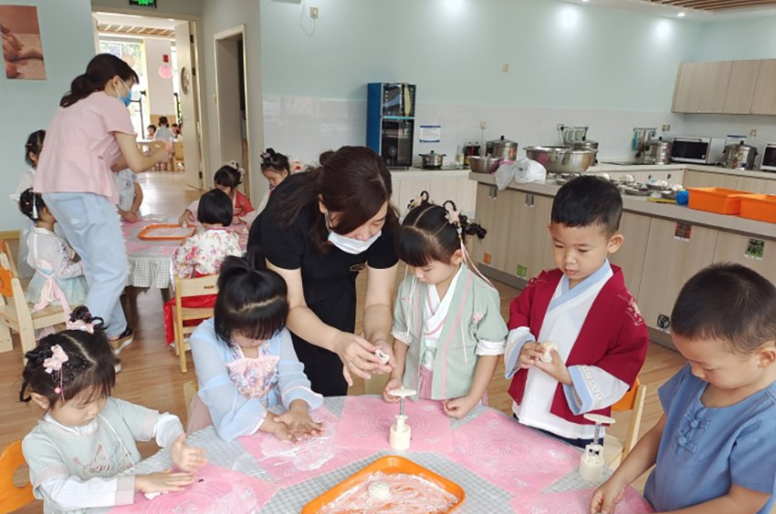幼兒園孩子制作月餅。古藺縣第一幼兒園供圖