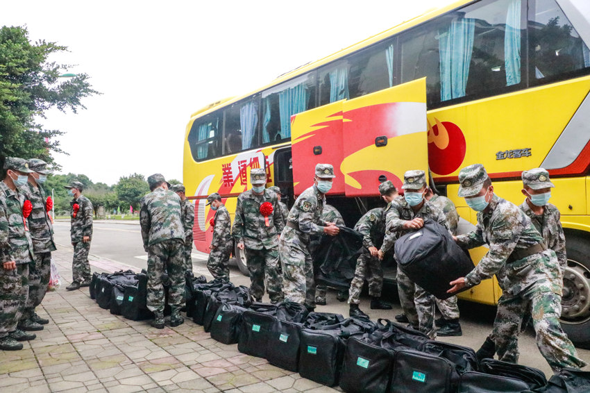 新兵入營。陸軍第77集團軍某旅供圖