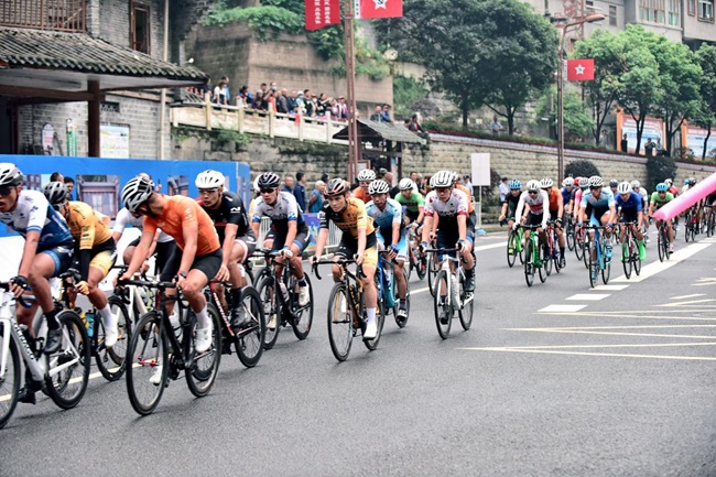 2021年環茶馬古道雅安公路自行車賽寶興賽段開賽。 川體在線供圖