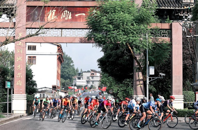 2021年環茶馬古道雅安公路自行車賽正式進入蘆山時間。 川體在線供圖