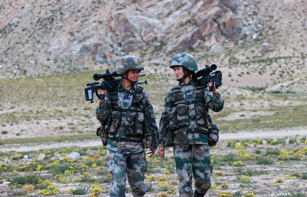 鄒詩雨（左一）訓練歸來。陸軍第77集團軍某旅供圖