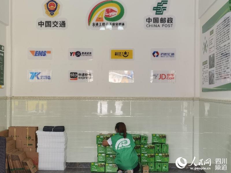 陽春鎮姜廟村金通驛站，這裡是當地老百姓完成快遞包裹取送的最末端站點。人民網 郭瑩攝