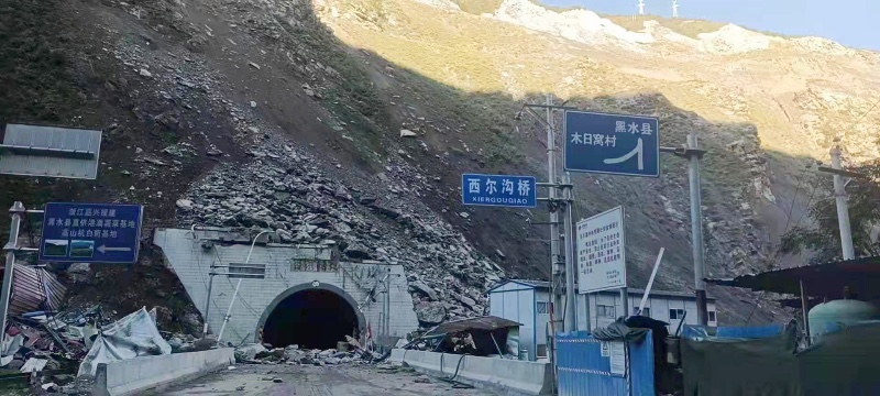 四川一隧道发生坍塌安全员及时预警撤离28人