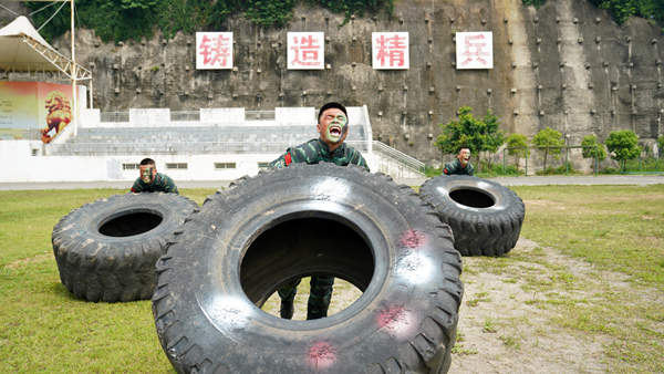 黄石峰（左二）进行体能训练。武警四川总队绵阳支队供图