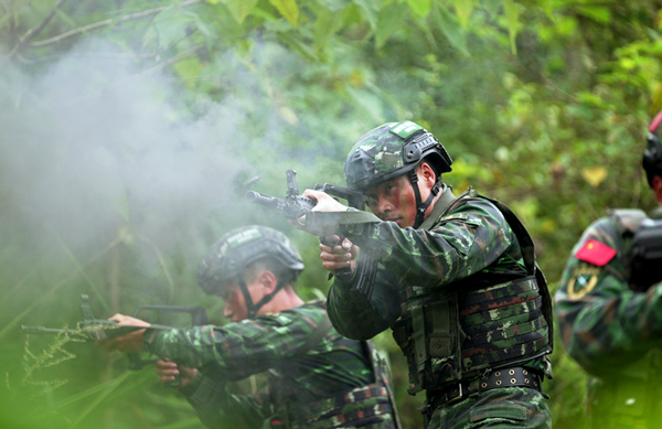 黄石峰（左二）正在进行武装追逃训练。武警四川总队绵阳支队供图