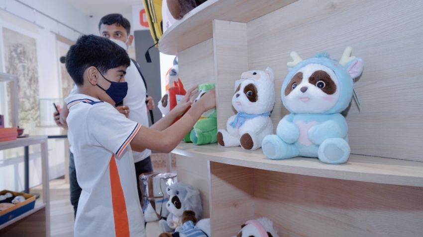 游客在中国馆纪念品商店拍摄展出的熊猫文创玩偶。中青旅博汇供图
