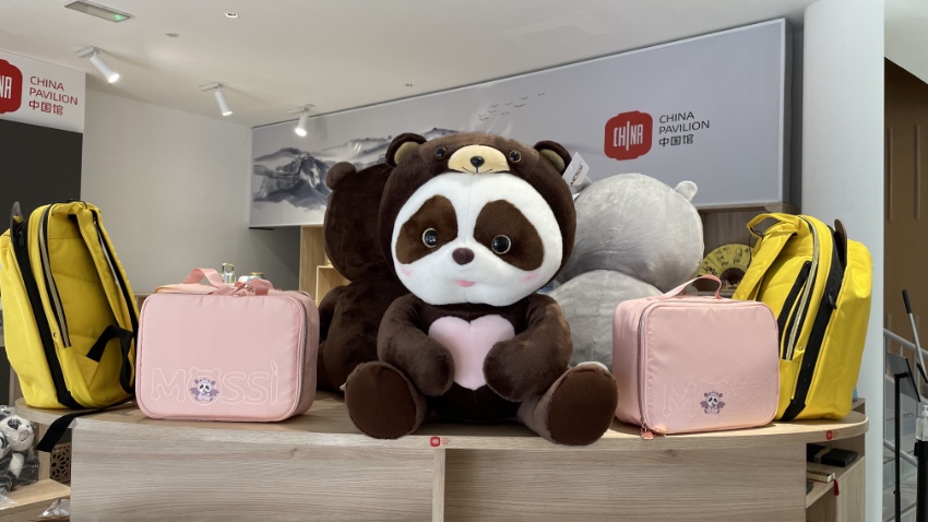 在中国馆纪念品商店展出的熊猫文创玩偶。中青旅博汇供图