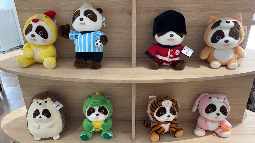 在中国馆纪念品商店展出的熊猫文创玩偶。中青旅博汇供图