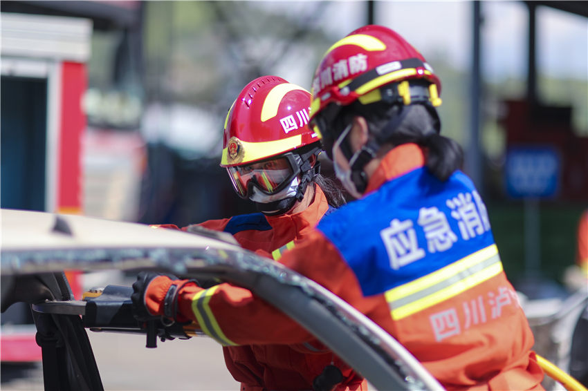 對車輛進行破拆訓練。四川省消防救援總隊供圖