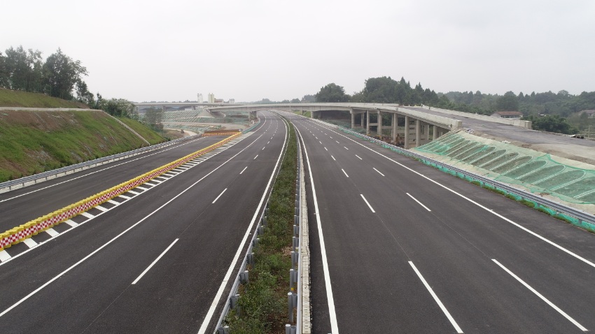 項目採用雙向六車道設計，建成后前往天府國際機場更為便捷。四川省交通運輸廳供圖
