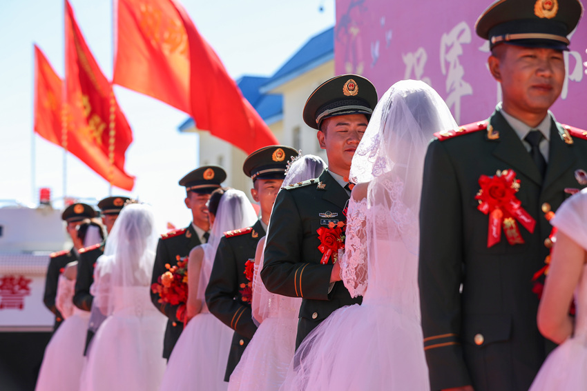 集體婚禮現場。武警四川總隊機動第四支隊供圖