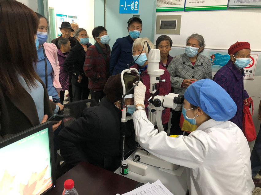 開展白內障篩查義診義檢現場。德陽日報社供圖