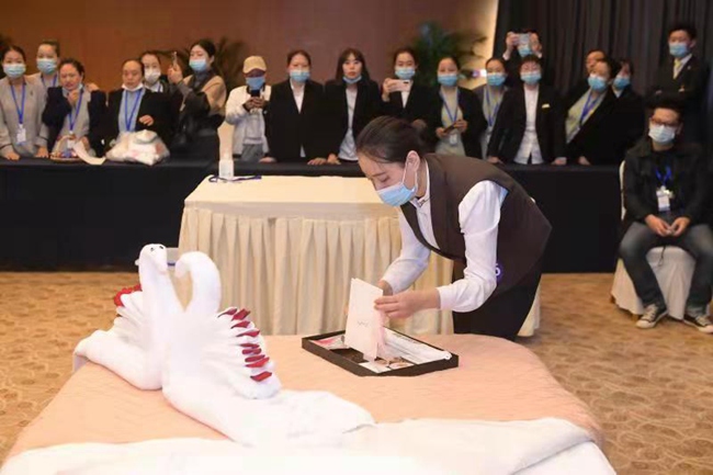 成都百萬職工技能大賽雙流區客房中式鋪床及夜床服務技能大賽。雙流區總工會供圖