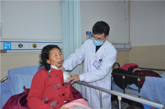 榮縣中醫醫院骨傷科醫生吳鬆柏在病房檢查病人身體情況。徐振宇攝