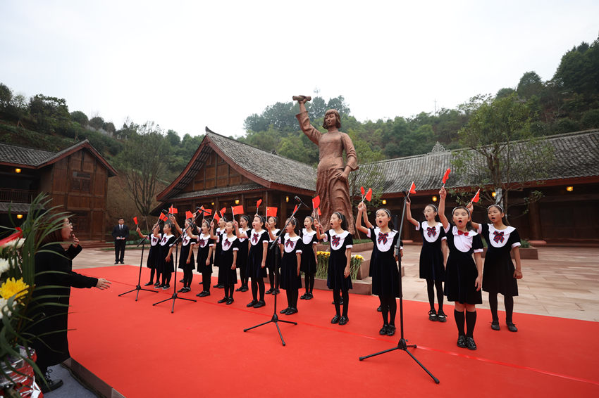 学生们演唱《祖国不会忘记》。杨晓川摄