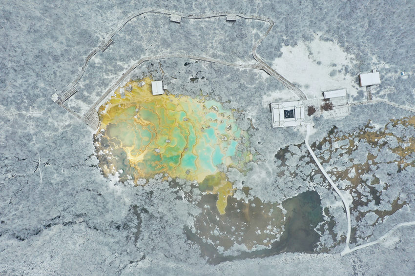 白雪中的五彩池。黃龍景區管理局供圖
