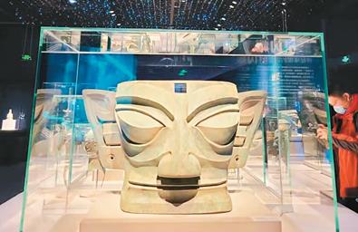 “巴蜀並輝”展廳的三星堆青銅大面具。劉裕國攝