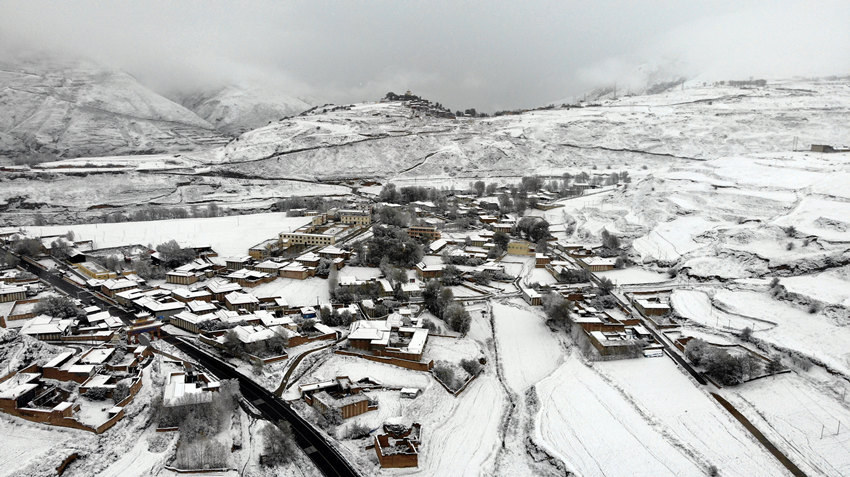 被白雪覆盖的村庄。甘孜县融媒体中心供图