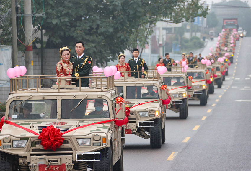 20對新人乘坐“鐵甲婚車”去往婚禮現場。陸軍第77集團軍某特戰旅供圖