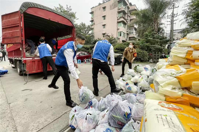 志愿者在搬运物资。自贡市委宣传部供图