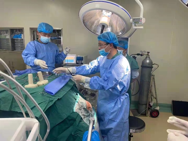 稻城县人民医院成功开展该县首例开颅手术。稻城县融媒体中心供图