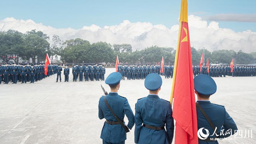 新兵整齊列隊，舉行授軍銜儀式。西部戰區空軍某新訓旅供圖