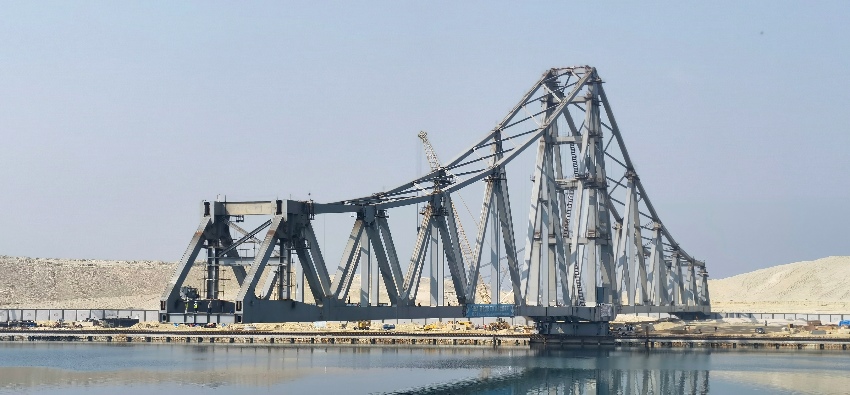 這座橋跨越蘇伊士運河，其兩端分別連接亞非大陸。四川路橋供圖