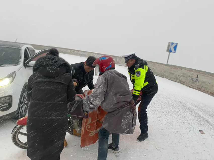 救助因降雪天气被困车辆。甘孜公安供图