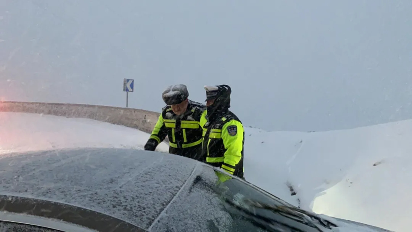 救助因降雪天气被困车辆。甘孜公安供图