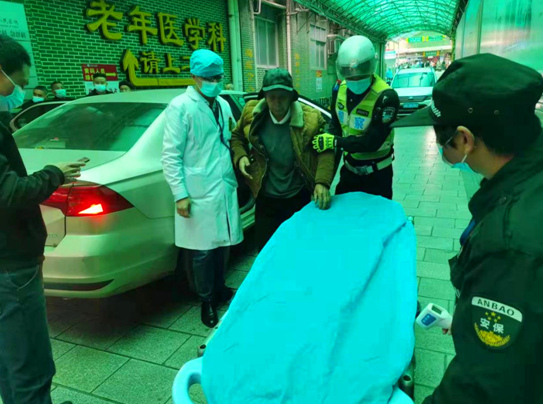 被送往医院的老人。宜市宾交警交管三大队供图