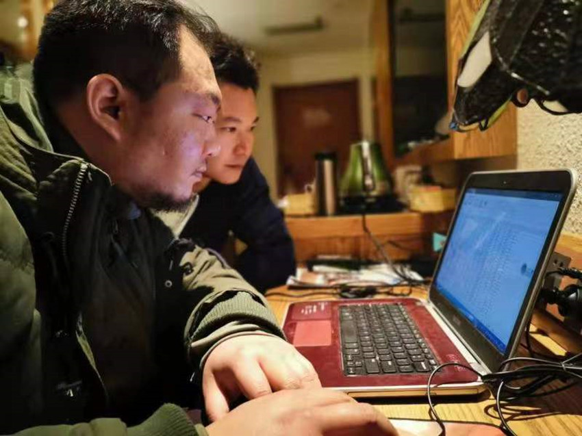 工作中的李纪。绵阳市公安局供图
