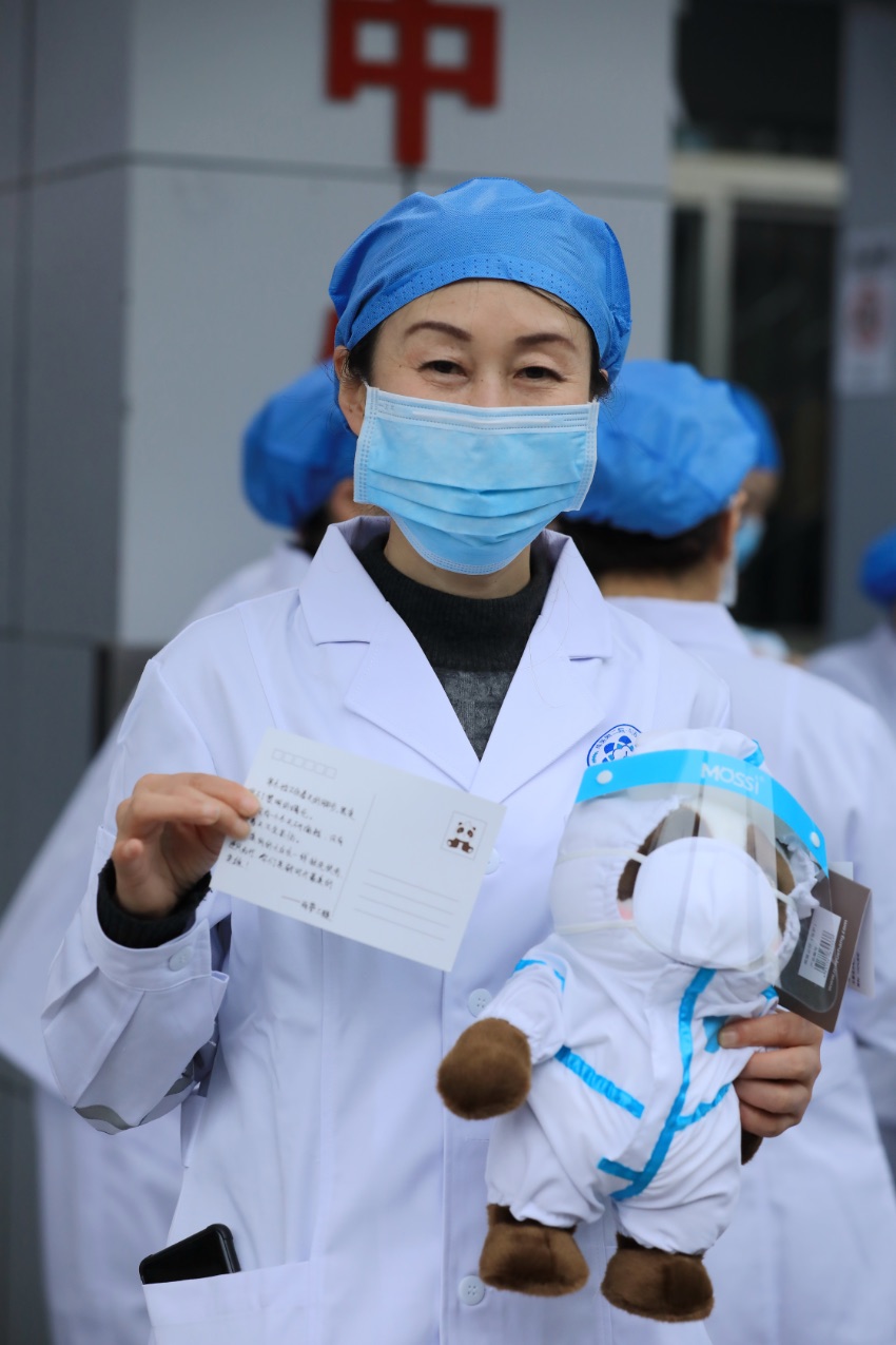 收到專屬公仔的醫護人員。成都大熊貓繁育研究基地供圖