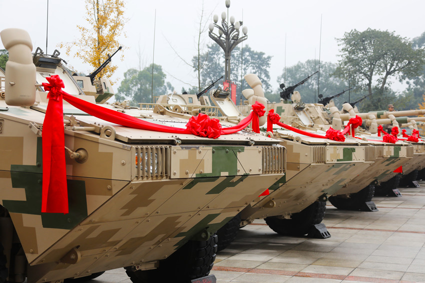 “戴上”大红花的战车。陆军第77集团军某旅供图