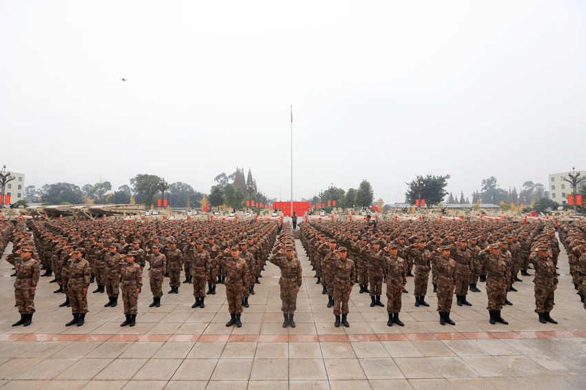 授裝儀式現場。陸軍第77集團軍某旅供圖