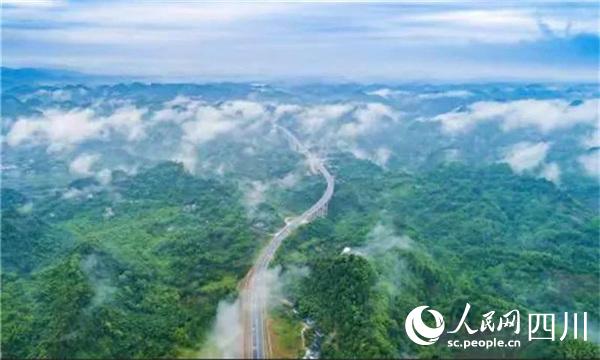 雲霧繚繞的沐川。楊壽先攝