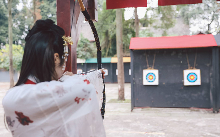 身著漢服的游客射箭。崇州市文旅局供圖
