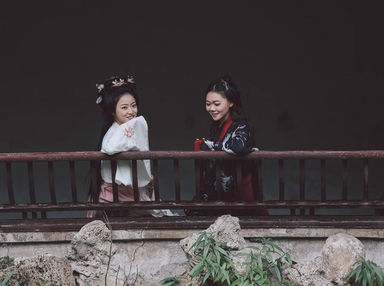 身著漢服的游客觀景。崇州市文旅局供圖