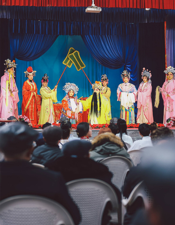 游客看戲。崇州市文旅局供圖