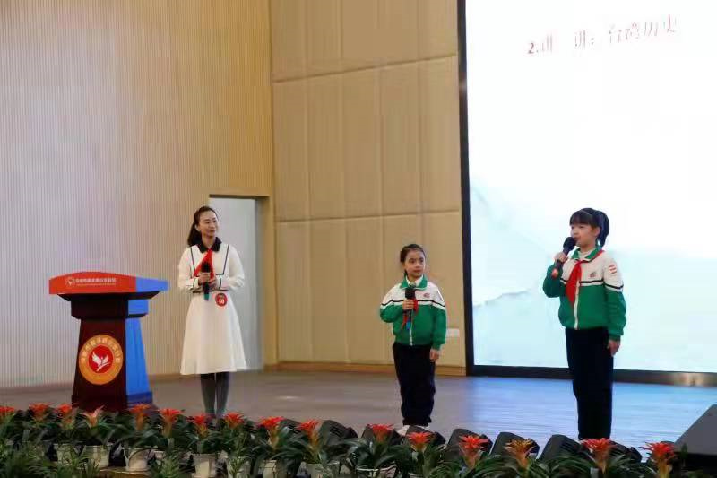 ���ɶ����ȶӸ���Ա�ɳ�Ӫ����ѵ����չʾ��ֳ��������ųɶ���ί��ͼ