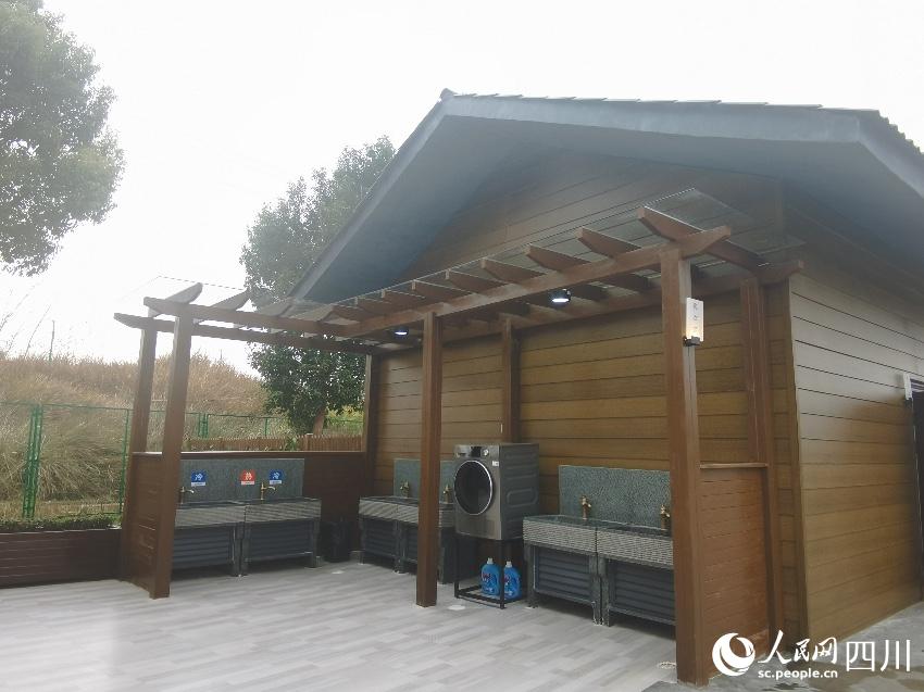 “暖心之家”打造了洗衣台和专属晾晒区,满足了货车司机的清洗衣物的实际需要。人民网 郭莹摄