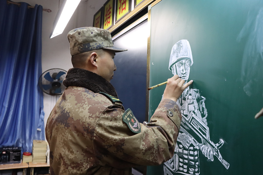 官兵在制作黑板報。陸軍第77集團軍某旅供圖