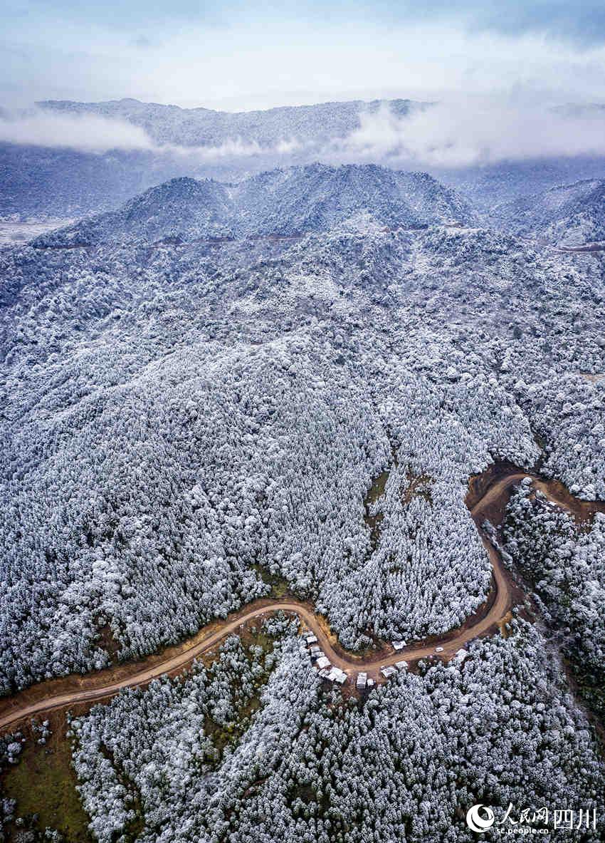 馬邊彝族自治縣山林雪景。何為攝