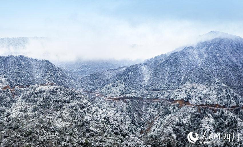 馬邊彝族自治縣山林雪景。何為攝